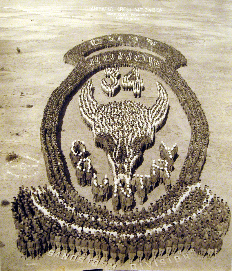 Illustration for article titled The Bizarre Phenomenon of Mass Photography